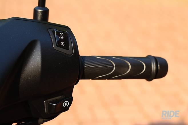 아이들링 스톱으로 연비 향상과 함께 정차시 진동을 없애 피로도 줄여주는 효과가 있다.