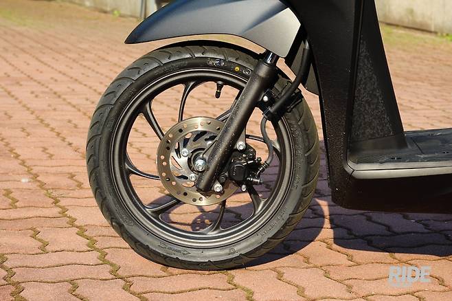 앞 디스크, 뒤 드럼 구성에 CBS를 더해 제동성능을 강화했다.