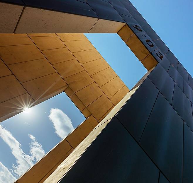 오클라호마 테러 추모기념관으로 들어가는 문. 9시 3분이라고 새겨진 시각은 폭발테러가 일어나던 9시 2분 뒤 치유의 시간이 시작됐음을 뜻한다. /오클라호마 테러 추모기념관 홈페이지