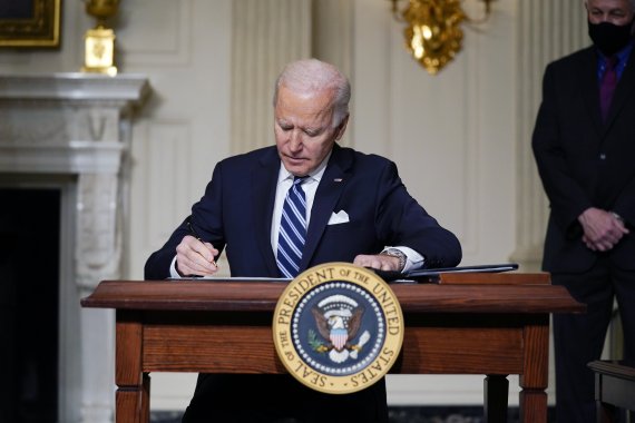 조 바이든 미 대통령이 취임 직후인 1월27일 백악관에서 기후변화에 관한 행정명령에 사인하고 있다. AP뉴시스
