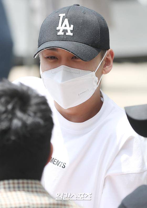 그룹 비투비 정일훈이 11일 오후 충남 논산시 육군훈련소로 입소하는 멤버 임현식, 육성재를 배웅하고 있다. 임현식은 기초군사훈련을 받은 뒤 현역병으로 육성재는 군악병으로 복무한다. 박세완 기자 park.sewan@jtbc.co.kr / 2020.05.11/