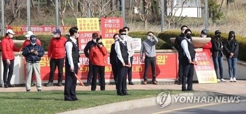 인천국제공항공사측의 단전, 단수 조치에 항의하는 스카이 72골프장 직원들.