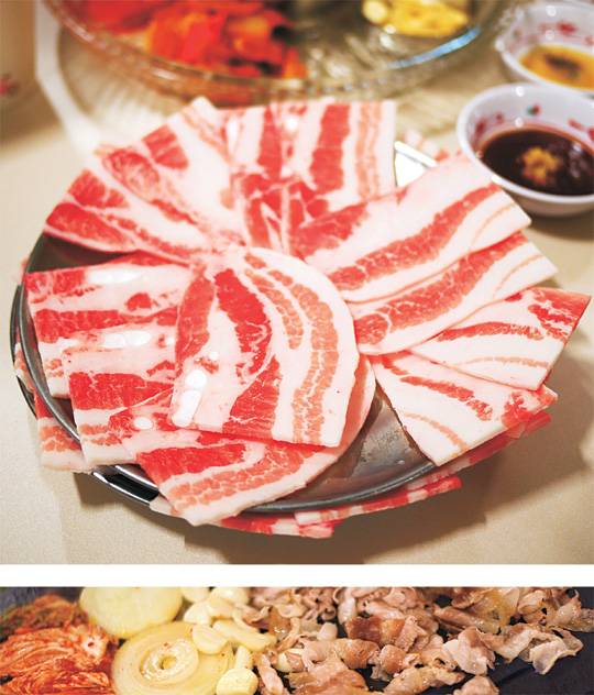 사진 위는 육절기로 썰어낸 냉동삼겹살. 최근 젊은층 사이에서는 바삭하고 기름기가 쫙 빠지는 냉동삼겹살이 인기다. 사진 아래는 서울 강남 신사동 ‘영동자연석돌구이’의 옛날식 대패삼겹살. 양파와 마늘, 김치를 불판에 함께 얹어 구워 먹는다.