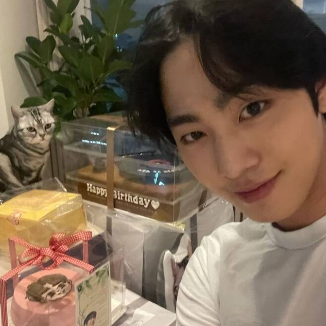 Thank you for the celebration.Actor Ahn Hyo-seop cute Birthday Celebratory photoand shared the message.Ahn Hyo-seop uploaded a picture to his Instagram on April 21 with the phrase Thank you for all the birthday celebration.In the photo, Ahn Hyo-seop is smiling lightly in a white T-shirt, which excited fans by sporting handsome visuals with Cake and Cat behind him.Those who saw this responded such as Birthday celebration, Thank you for your handsome self, I feel like I received a bigger gift than a birthday gift.Ahn Hyo-seop made his debut with TVN Bach Dreaming and Cantare 2 in 2015.Since then, he has appeared in Fondant Fondant LOVE, Happy Ending, My father is strange, Thirty but seventeen, and Romantic Doctor Kim Sabu 2.Ahn Hyo-seop will appear on the SBS drama Hong Chun Ki, which is scheduled to air in 2021.Ahn Hyo-seop was greeted on April 17th on Birthday.