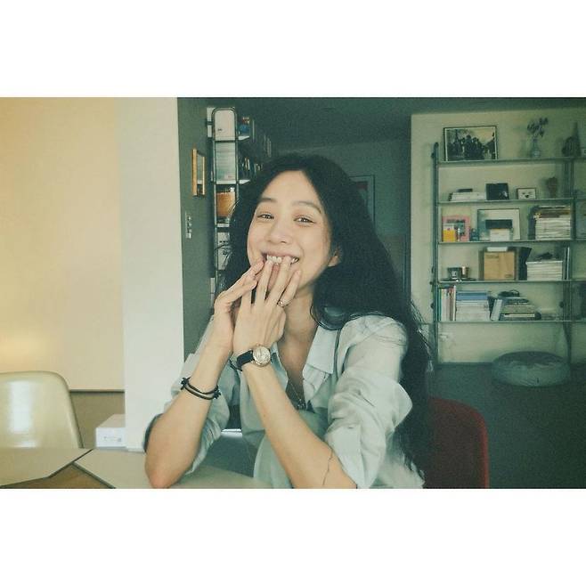 Actor Jung Ryeo-won from group Shark Talera reported on the latest situation.Jung Ryeo-won posted several photos on his Instagram on April 22 with an article entitled Gift is excited.Jung Ryeo-won in the public photo is smiling brightly toward the camera with a natural smile on the face without a toilet.He wore a light blue shirt and long hair and maximized his innocence. He maximized his unique atmosphere with the film camera sensibility that reminded him of the 1980s.