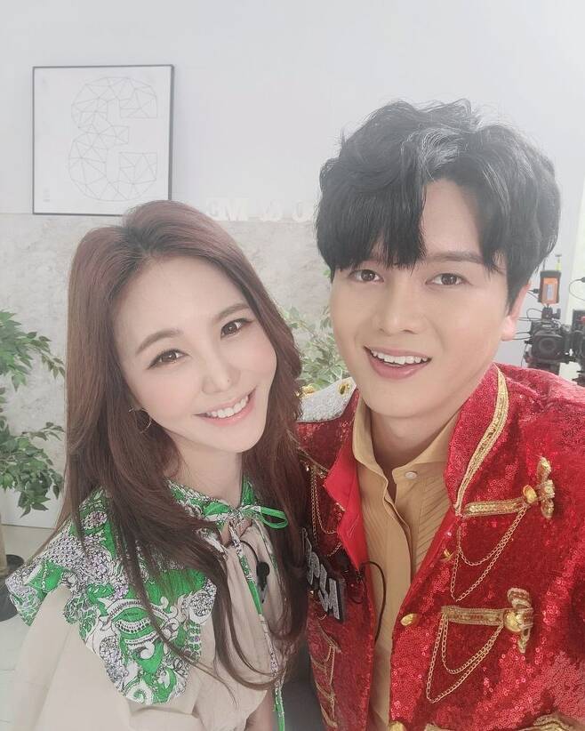 Actor Kang Ye-bin has released a certification shot with singer Shin In-sun.Kang Ye-bin wrote on his Instagram account on April 22, My life- valuable Choices. Really ~ Bright energy and manners are the best!! I can actually listen to the song, I have been listening to the ear Huang MRT station  and posted several photos.In the public photo, Kang Ye-bin and Shin In-sun stand side by side and take a self-portrait.Kang Ye-bin, who boasts beauty with colorful features, and Shin In-sun, who stares at the camera with a warm smile, creates a sense of familiarity.Just by looking, the two-shot that becomes the Houghang MRT Station catches the eye.Meanwhile, Kang Ye-bin recently appeared on TV Chosun Mistrot 2, currently in charge of the channel view My Lifetime Prices 3.