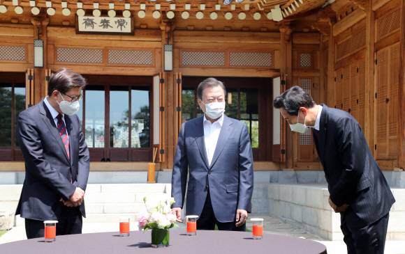 문재인 대통령이 21일 청와대 상춘재에서 신임 오세훈 서울시장?박형준 부산시장과 오찬 간담회를 갖기 앞서 환담하고 있다. 청와대는 “이 자리는 문 대통령의 뜻에 따라 오 시장과 박 시장을 초청하고, 두 시장이 흔쾌히 응하여 이뤄진 것”이라고 밝혔다. 대통령비서실에서는 유영민 비서실장과 이철희 정무수석이 배석했다. 2021. 4. 21 도준석 기자 pado@seoul.co.kr