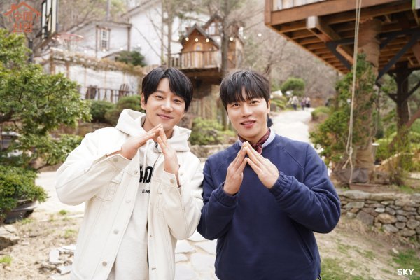 Singer Hwang Chi-yeul, who is called Continental Prince and is loved as a Korean wave star, and his best friend and individualist actor Eum Moon-suk will come as a new guest on the 22nd.Hwang Chi-yeul from Gumi and Eum Moon-suk from Onyang both have a common point that they both dreamed and succeeded in winning a blood single.I was originally a graduate of the Department of Machinery and was working hard on stripping (?), said Hwang Chi-yeul, you know CNC shelf technology?Its a real high-tech technology, he said, throwing technical terms into wonders about the lodgers.However, as a friend who plays music has a unique coming about the song, Hwang Chi-yeul has dreamed of Singer behind CNC Shelf Technology.I arrived at the Seoul station, but the bronze building right in front of me was huge, said Hwang Chi-yeul, who said, I heard rumors that I had to pay as much as I saw the number of buildings.If you saw it on the 10th floor, it was 100,000 won . He told the story of the fishing (?) when he was naive.Eum Moon-suk, the hometown of Onyang in Chungnam, surprised the mountaineers by saying, I was dancing in the middle of the third year because I was so cool.Eum Moon-suks father, who was too young but had a previous experience with his son, allowed him to go to the market with a word painting.Eum Moon-suk told Hwang Chi-yeul, I saw the bronze building in front of the Seoul station, he said confidently, but I was a little different from you.Eum Moon-suk then confessed to the unexpected behavior he had in front of the high-colored building in question, and both Kim Soo-mi and the mountain rangers were impressed.The exciting phase of Hwang Chi-yeul and Eum Moon-suk will be unveiled at the healing hand-tasting entertainment Sumi Mountain, which will be broadcast on SKY and KBS2 at 10:40 pm on April 22 (Thursday).(Photo service = SKY, KBS Sumi Mountains)