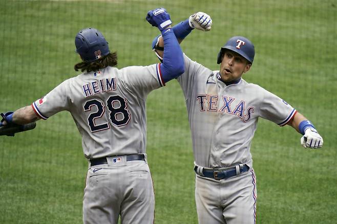 텍사스 레인저스의 네이트 로우(오른쪽)가 21일(현지시간) LA 에인절스와의 경기 8회 홈런을 친 후 팀동료와 세리머니를 펼치고 있다. AP|연합뉴스