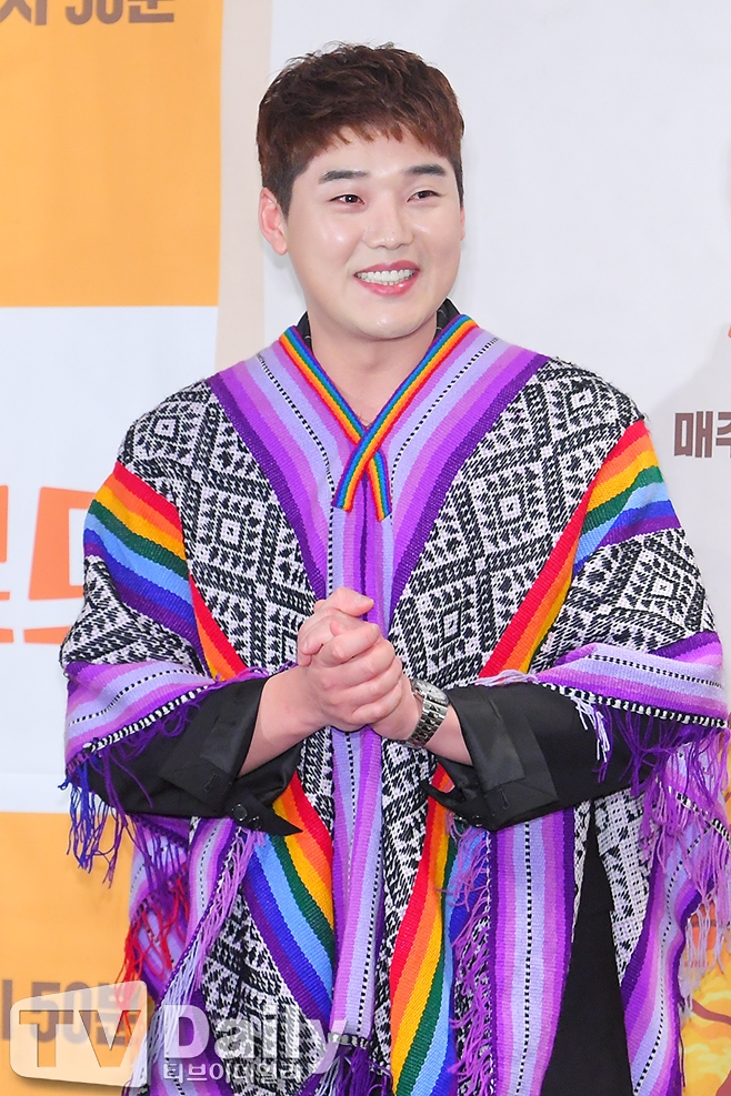 Comedian Kwon Hyuk-soo was diagnosed with a new coronavirus Infection (hereinafter referred to as Corona 19).In the aftermath of this, singer and actor Jun Hyoseong is also receiving inspection and entering the self-indulgence, and the whole entertainment industry is getting tactile.On the 22nd, Kwon Hyuk-soos agency, Humap Contents, said, Kwon Hyuk-soo was finally confirmed by Corona 19 and entered the self-determination.According to his agency, Kwon Hyuk-soo became Infection after meeting with a settler who is an asymptomatic infector.Asymptomatically, the person was late to receive confirmation news of the person, received voluntary inspection, and was confirmed.Kwon Hyuk-soo immediately stopped all activities and went into self-pricing.The problem is that he appeared on MBC FM4U Jun Hyoseongs Dreaming Radio (hereinafter referred to as Dream) on the 19th, and Jun Hyoseong and the production team who received the confirmation of Kwon Hyuk-soo received an immediate inspection and entered the self-price until the inspection result came out.MBC decided to fill his gap by introducing Yoo Seung-woo and Kim Soo-ji announcer, who were scheduled to appear as guests on Dream on the day, as a special DJ, waiting for the results of the Inspection of Jun Hyoseong.According to the results of the Inspection of Jun Hyoseong, if there is a need for self-price, there may be a gap in the future, and MBC is preparing to respond to the inspection result.Meanwhile, SBS swept down its chest.Kwon Hyuk-soo is also in charge of the fixed corner on SBS Power FM Dooshi Escape TV Cultwo Show (hereinafter referred to as TV Cultwo Show), but it was revealed that there was no recording schedule after contact with Infection because it was pre-recorded.In addition, Kwon Hyuk-soo canceled the schedule as soon as he cognized the fact that he had close contact with the confirmed person, and did not attend the live broadcast of TV Cultwo Show which was scheduled to appear as a special DJ on the 21st.Depending on the results of the Dream team inspection, there may be additional propagation, and the nature of the radio booth where several performers come and share a space can not slow down until the inspection result comes out.All members of the group Stay (STAYC), who appeared as guests on Dream after Kwon Hyuk-soo, were not classified as close contacts, but they also took preemptive action, receiving Corona 19 Inspection and canceling all of their schedules on the day.The entire entertainment industry is nervous about the aftermath of any chance.