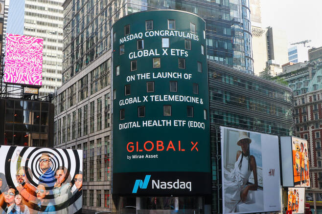 미국 뉴욕 타임스퀘어 나스닥 마켓사이트(NASDAQ MarketSite)에 표시된 'Global X Telemedicine & Digital Health ETF' 상장 축하메세지./사진=미래에셋자산운용 제공