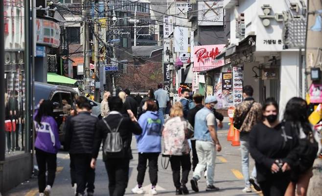 정부가 오는 12일부터 수도권과 부산 등 거리두기 2단계 지역의 유흥시설 집합을 금지한 가운데 지난 11일 서울 홍대클럽거리에서 외국인 및 시민들이 걸어가고 있다. 연합뉴스 제공