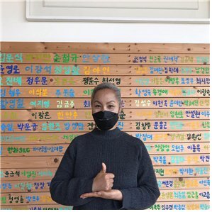[사진] 제15회 고양-한스타 SBO리그 개막전에서 시구를 맡은 SBO 여자연예인야구단 단장인 가수 인순이씨