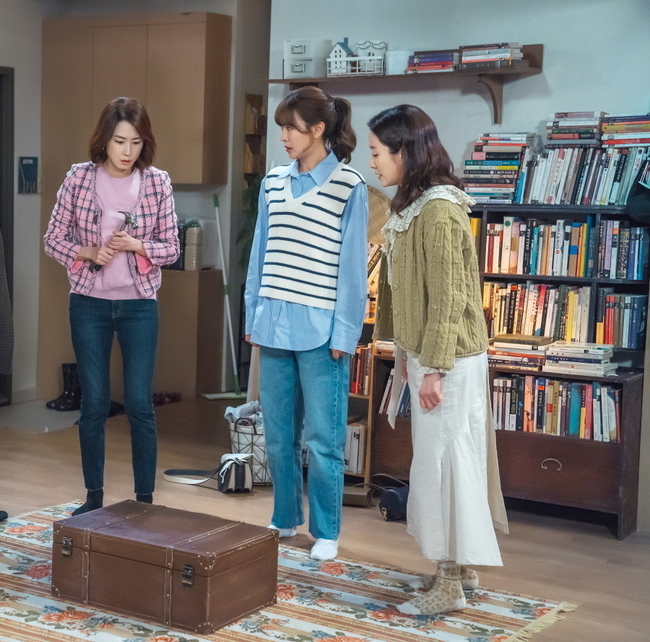 KBS 2TV weekend drama OK Photon Mae Hong Eun Hee Jeon Hye-bin Ko Won-hee was hit by Lovers Vanished.On April 23, OK Photon Mae released SteelSeries of Lee Kwang-nam, Lee Kwang-sik (Jeon Hye-bin) and Lee Kwang-tae (Ko Won-hee).In the 10th episode that was recently broadcast, the late Photon Mae aunt Oh Bong-ja (Lee Bo-hee) was shocked by the house theater with a Great Reversal Ending, which was arrested as the criminal of the murder of the five-man.A high school girl who said that the person in the CCTV wearing the raincoat was a woman pointed to Oh Bong-ja.Im not really, said Oh Bong-ja, who expressed his injustice, and Lee Cheol-soo (Yoon Joo-sang), Lee Kwang-sik and Otangja (Kim Hye-sun), who looked at Oh Bong-ja in a complex and complex feeling.Hong Eun Hee Jeon Hye-bin Ko Won-hee is standing in front of his fathers Trunk, which contains various doubts in SteelSeries.Lee Kwang-sik and Lee Kwang-tae gather opinions in front of his father Lee Chul-soos Trunk.Lee Kwang-nam, who has expressed his anxious eyes, Lee Kwang-sik, who shows his curiosity, and Lee Kwang-tae, who showed his determination as if he had made a decision, are showing different reactions.Lee Kwang-tae, who is holding a hammer and putting it down to Trunk, is unfolding, and Lee Chul-soos Trunk, which was closed, will be opened and what will be the stuff in Trunk?The three actors are doing their best to make good use of the taste of the ambassador and the texture of the scene without missing a small detail.The flow is also very high due to the active breathing of the three Photon Maes, he said. Please watch if Pandoras box and his fathers Trunk, which have caused many suspicions and questions, will finally open.