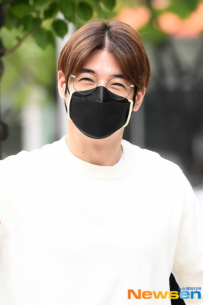 Singer Son Hoyoung is on his way to work to attend the SBS Love FM Heo Ji-woong Show radio schedule at SBS Mok-dong, Yangcheon-gu, Seoul, on the morning of April 23.
