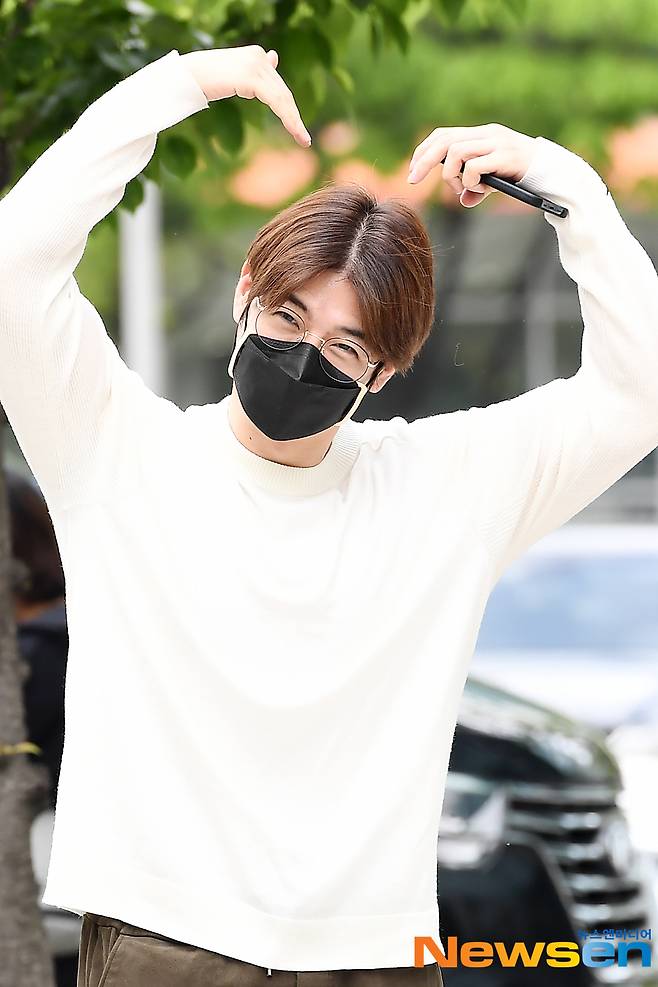 Singer Son Hoyoung is on his way to work to attend the SBS Love FM Huh Ji-woong Show radio schedule at SBS Mok-dong, Yangcheon-gu, Seoul, on the morning of April 23.