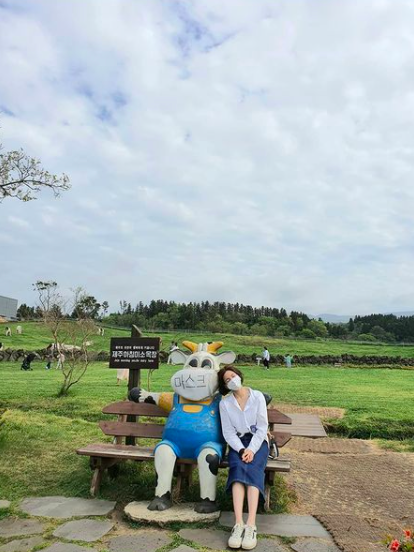 Broadcaster Jeong Ga-eun had a relaxing time at the ranch.Jeong Ga-eun posted on his SNS on the 23rd, I look forward to spraying on Dairy catleshoulder. # ranch outing.In the photo released together, there is a cute figure of Jeong Ga-eun leaning against the spray next to a large Dairy cattle doll wearing a mask on the bench.The green background is healing just by looking.Meanwhile, Jeong Ga-eun, who married a businessman in January 2016, gave birth to her daughter Soi Yang in July of the same year.Then, after divorcing the agreement in 2018, she is actively working as a working mother, raising her daughter Soi Yang alone.He is currently appearing on JTBC Change and Life Talk Show Turning Point.Jeong Ga-eun Instagram