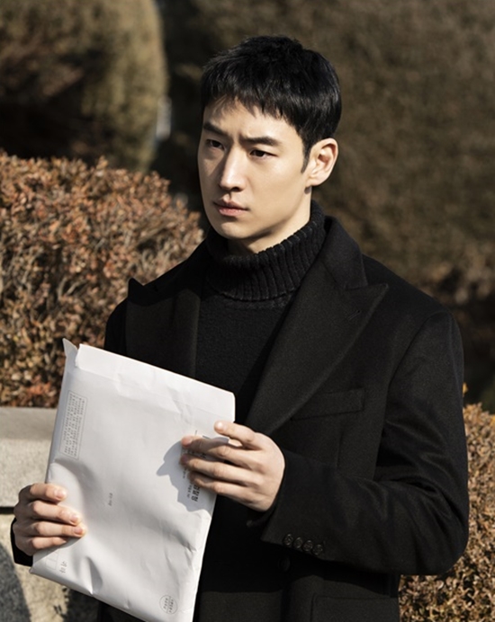 The Good Detective Lee Je-hoon and Esom begin the same case and herald a spark confrontation between private revenge and public judgment.The Good Detective, a SBS gilt drama that has been racing its own highest ratings every day, will raise interest by unveiling a still featuring Esoms activity in the same case Susa as Lee Je-hoon, who started acting as a revenge of the web hard company Gut assault case on the 23rd, ahead of the 5th broadcast.The Good Detective is a private revenge agency that completes the revenge on behalf of the victim who is unfair, with the Rainbow Transportation of Taxi Company and the Taxi article Kim Do-gi (Lee Je-hoon), which is covered in the veil, Society where justice is missing, OK if one phone call.Park Jun-woo, who is optimized for the social accusation genre, is showing the essence of Korean Dark Heroes by catching megaphones.Previously, The Good Detective dealt with the slave cases of salted fish factory and the school violence, and made a step toward absurdity and crime rooted in our society.Lee Je-hoon and Rainbow Dark Heroes in the play have succeeded in a pleasant revenge for the villains and give viewers a thrilling catharsis and surrogate satisfaction.In the fifth episode of The Good Detective, the subject of the Webhard Company Gut assault case is covered.In particular, Lee Je-hoon is expected to become a new adjunct to the establishment of Silicon Valley in the United States to infiltrate Gut company Yudata.In addition, the prosecutor Esom in the play also sets the same case.Esom will persuade witnesses and investigate Susa to set up Baek Hyun-jin, chairman of Yuda, who is out of the law after committing a bizarre Gut assault.Lee Je-hoon, who pursues the implementation of private justice through revenge, and Esoms sparkling confrontation that pursues public justice based on law are anticipated, and the expectation index rises.At the same time, attention is being paid to the broadcast of The Good Detective, who will condemn Gut assault.Meanwhile, The Good Detective will be broadcast at 10 pm on the 23rd.Photo: SBS The Good Detective