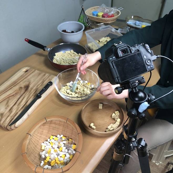 유튜브 채널 'I like home' 운영자 송상규씨가 레고 스톱모션 영상을 만드는 과정 (사진=송상규씨 제공)