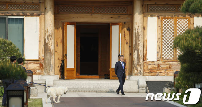 문재인 대통령이 청와대 관저에서 나오는 모습. 2018.4.27/뉴스1 © News1 한국공동사진기자단