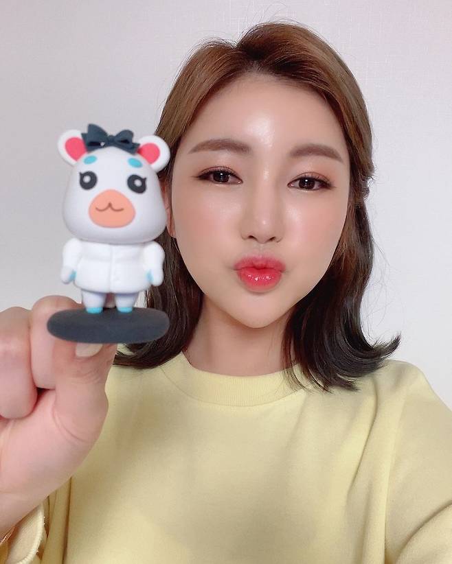 Singer Song Ga-in delivers thoughts on Animal Forest character Poyami SimiliarOn the 24th, Song Ga-in posted a picture with his article Poyami and Hankuk! Where the hell is it? # Poyami through his instagram.In the photo, Song Ga-in, who is holding a Poyami doll, a character of the popular game Animal Forest, is left with a self-portrait.In particular, Poyami and Song Ga-in show off their cute charm that resembles 120%, and they make a laugh.On the other hand, Song Ga-in decided to join the Trot National Sports Festival nationwide tour Concert Seoul and Gwangju area.