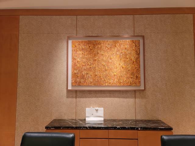 서울 중구 소공동 롯데호텔 서울 1층 로비에 걸린 김창열의 '회귀'