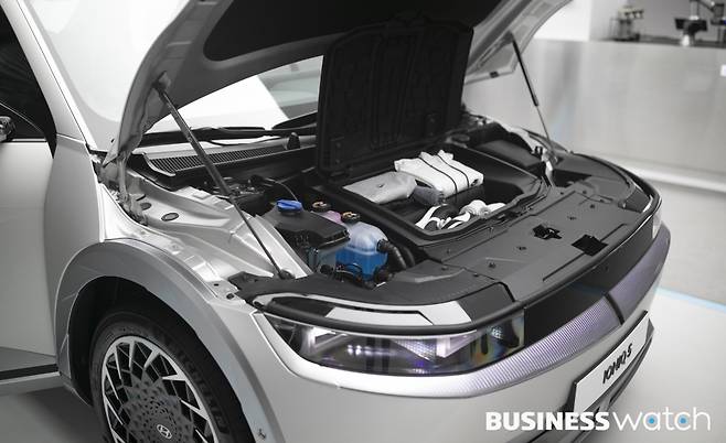 현대차 아이오닉5의 차체 앞쪽 적재 공간(프렁크)에 신발 등이 담겨져 있다./사진=이명근 기자 qwe123@