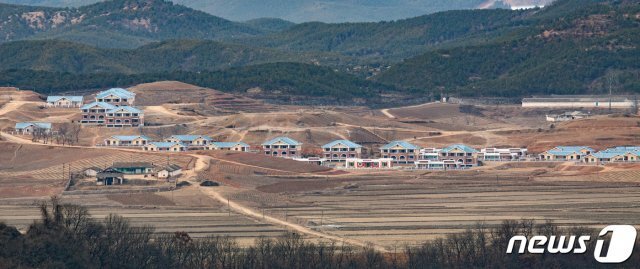 3일 오후 파주 접경지역에서 바라본 북한 황해도 개풍군 마을에 새단장 공사가 진행되고 있다. 2021.1.3/뉴스1 © News1