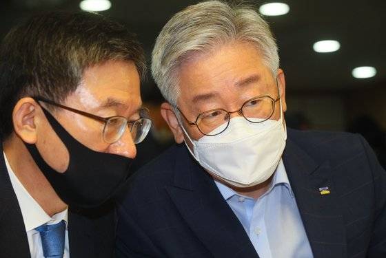 이재명 경기지사(오른쪽)가 지난해 7월 국회 의원회관에서 열린 '일본 경제보복 1년 소부장 기술독립 실현! 소부장 육성방안 경기도 정책토론회'에서 정성호 국회 예결위원장과 논의하고 있다. 연합뉴스