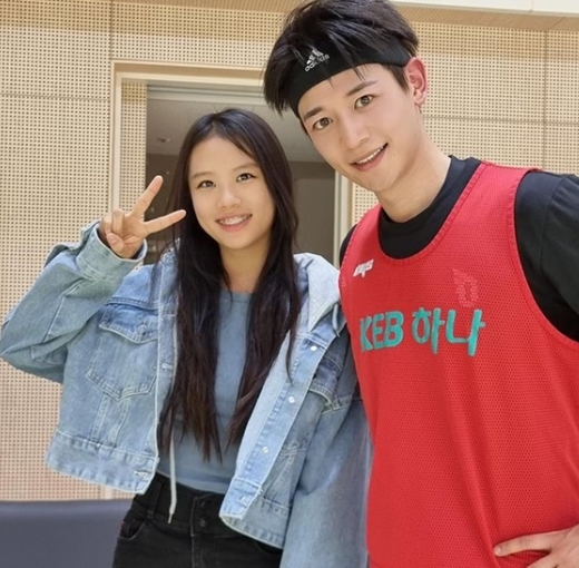 Former footballer Lee Dong-gooks first daughter Jash boasted a photo of her with group SHINee Minho.On the 25th, Jassie wrote on his Instagram that Minho The Uncle! And posted several photos.In the photo, he showed a beautiful visual and a bright smile alongside the refreshing re-shut of denim fashion and sportswear.On the other hand, Jashi is 15 years old this year and is 168cm tall, and the model is a dream, attracting netizens attention.