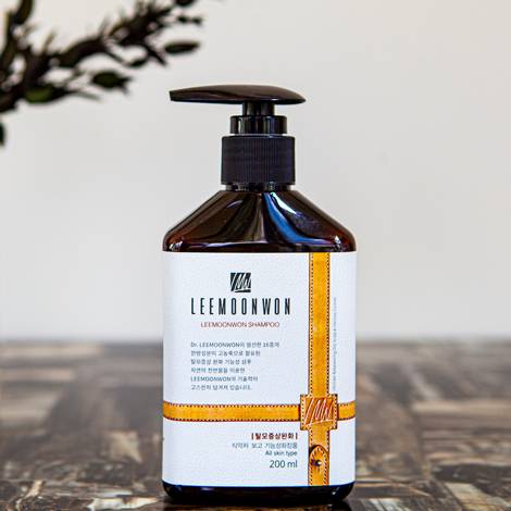 이문원 두피 샴푸 - 탈모 방지 기능성 한방 성분이 고농축된 샴푸. 세정력이 강력해 악지성 두피나 남성형 탈모 두피에도 적합하며 서서히 상태가 개선된다. 200mL 4만8천7백5십원.