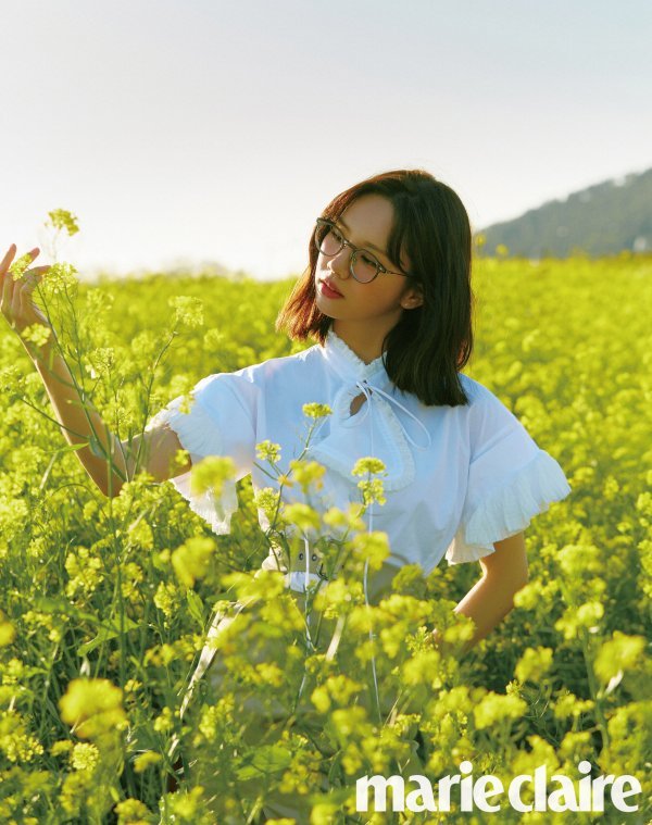 Actress Hyeri, who entered the comeback Countdown with the TVN drama The Lively Shaking Coming, which will be broadcast in May, presented a fashion picture with a lovely yet healthy energy through the May issue of Marie Claire.In this picture, which was shot in the background of various Jeju Island hot pRaces such as Shinhwa Garden, which is full of rape flowers, secret forests, mountain beaks, etc., Hyeri has digested various Spring summer fashion items with a unique loveliness as well as a mature and sophisticated appearance.In particular, he Matched the green pattern sleeveless top and skirt with brown Race-up ballet shoes to make a chic yet lovely look, followed by a blue chain strap bag in denim shorts and a natural release of sophisticated urban sensibility in nature.It is also the back door that received praise from the staffs called Hyeri by mixing white ruffle shirts and beige skirts with black horn glasses in the background of the rape flower field of the Shinhwa garden.Actor Hyeris picture, which is constantly growing as an Actor through various drama characters, can be found in the May issue of Marie Claire and the Marie Claire website.