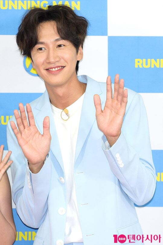 Actor Lee Kwang-soo stopped Stradivarius with SBS Running Man after 11 years.As it is a program that informed many people of Lee Kwang-soo, I have a big voice of regret, but I said goodbye for health reasons.Members and crew wanted to spend more time with Lee Kwang-soo, but Lee Kwang-soo as a Running Man member was also important, so I decided to respect his decision after a long conversation. Lee Kwang-soo, who made a hard decision, asked the members to warmly support and encourage the viewers. I will do it, he added.Lee Kwang-soos agency, King Kong by Starship, said, Lee Kwang-soo will get off at Running Man for the last time on May 24th.The agency said, It was not easy to decide to get off because it was a program that had a short period of 11 years, but I decided that it was necessary to have physical time to show better things in future activities.Lee Kwang-soo and Running Man have more meaning than just a showgoer and program relationship.His main job is Acting, but he has gained tremendous popularity through his first fixed entertainment program Running Man.He was attracting attention as a rising star through the licorice act that was shown in the sitcom High Kick through the Roof. He started to receive a lot of love with his unique artistic sense after appearing in Running Man.Lee Sun-bin, who is currently openly devoted to the public, is also an extraordinary program for Lee Kwang-soo to meet for the first time in Running Man and raise love.Lee Kwang-soo is the most attractive person in Running Man, which has become popular as a unique character of each performer.He betrays the members without trying to create a smile, and he is immersed in the game and creates a fresh scene that relentlessly treats female guests.In addition, I do not tolerate the disgusting appearance of Kim Jong-kook, who is a capable, and he takes back his pants with a somewhat unconventional act.Lee Kwang-soo got a character such as traitor giraffe, Asia prince, anger control disorder, and the national MC Yoo Jae-Suk said that Lee Kwang-soo was funny as a comedian.In fact, Lee Kwang-soo has a career as a entertainment prize as many as other comedians.In 2010, he started to win the New Artist Award, Excellent Award, and Best Award, and became a entertainment star.Thats how much Lee Kwang-soos getting off is also painful for Running Man.He is hotly popular both at home and abroad, called Asia prince, and has an irreplaceable charm character.There are many viewers who regard Lee Kwang-soo as the best member in Running Man.Lee Kwang-soo is the only person who can hit Kim Jong-kooks cheek without hesitation, and shows a unique chemistry with other members.This is why there is concern that his vacancy can make Tikitaka unique to Running Man monotonous because he has the most colorful character.There was about a month left for Lee Kwang-soo and Running Man; only the two sides concerns about how to finish 11 years of Stradivarius.a fairy tale that children and adults hear togetherstar behind photoℑat the same time as the latest issue