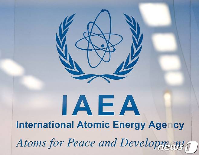 IAEA 로고의 모습. (Photo by JOE KLAMAR / AFP) © AFP=뉴스1