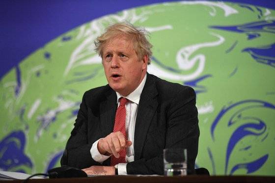 영국 보리스 존슨 총리가 지난 22일 기후정상회의에서 발언하는 모습. 영국은 지난해 12월 존슨 총리가 낸 성명을 통해 '영국 수출금융기구를 통한 모든 화석연료 금융 지원 중단'을 선언했다. 공적 금융기관이 '화석연료 지원 중단'을 공언한 첫 사례다. AFP=연합뉴스