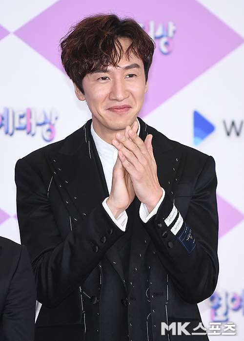 Lee Kwang-soo, who has been together for 11 years as a member of Running Man first year, disjoints in the program.SBS Running Man announced on the 27th that Running Man members and production team have been in constant discussions with Lee Kwang-soo for a long time and decided to respect Lee Kwang-soos disjoint intention.Members and production team wanted to spend more time with Lee Kwang-soo in Running Man, but Lee Kwang-soo as a Running Man member was also important, so he decided to respect his decision after a long conversation.I am sorry to have a beautiful farewell, but I would like to ask Lee Kwang-soo and members who made a hard decision to warmly support and encourage viewers, and I will support Running Man members and production team Lee Kwang-soo Lee Kwang-soo will say goodbye to Running Man for the last time on May 24th.Lee Kwang-soo, a member of the agency King Kong by Starship, said, Lee Kwang-soo was undergoing steady rehabilitation treatment due to injuries caused by an accident last year, but there were some parts that were difficult to maintain the best condition when shooting.After the accident, we decided to have time to reorganize our body and mind after a long discussion with members, production team and agency. No, no, no, no, no.Its an official position regarding SBS [Running Man] actor Lee Kwang-soo disjoint.Running Man members and production team have been discussing with Lee Kwang-soo for a long time and have decided to respect Lee Kwang-soos disjoint doctor.Lee Kwang-soo went through the leg rehabilitation process after a traffic accident last year and worked on rehabilitation treatment and Running Man shooting at the same time with affection and responsibility for Running Man even though he was not in the best condition.However, despite Lee Kwang-soos efforts, it was difficult to do this together, and the members and production team talked about the troubles.Members and production team wanted to spend more time with Lee Kwang-soo in Running Man, but Lee Kwang-soo as a Running Man member also decided to respect his decision after a long conversation as his opinion is important.Unfortunately, I have made a beautiful farewell, but I would like to ask Lee Kwang-soo and his members who made a hard decision to warmly support and encourage the viewers, and I will support Running Man members and production team Newt member Lee Kwang-sooThank you.Hello, King Kong by Starship.Actor Lee Kwang-soo will announce that he will be disjointed on SBS <Running Man> for the last time on May 24th (Month).Lee Kwang-soo was undergoing steady rehabilitation treatment due to injuries caused by an accident last year, but there were some parts that were difficult to maintain the best condition when shooting.After the accident, I decided to have time to reorganize my body and mind after a long discussion with members, production team, and agency.It was not easy to make a decision called disjoint because it was a program that had a short period of 11 years, but I decided that it needed physical time to show better things in future activities.I would like to express my sincere gratitude to Lee Kwang-soo for his interest and love through the Running Man. I will greet Lee Kwang-soo in a healthy and bright manner.Thank you.