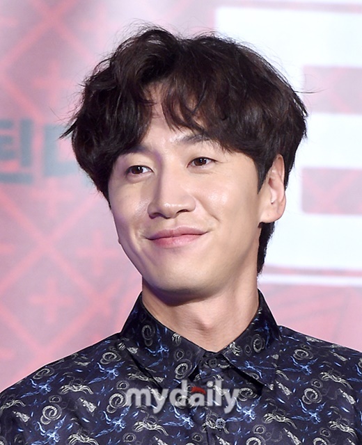 Actor Lee Kwang-soo diesjoint on SBS Running ManOn May 27, Lee Kwang-soos agency, King Kong by-Starship, said, Actor Lee Kwang-soo will be disjointed on SBS Running Man for the last time on May 24th.I was in a steady rehabilitation treatment due to injuries caused by an accident last year, but there were some parts that were difficult to maintain the best condition when shooting, the agency said. Since the accident, I decided to have time to reorganize my body and mind after a long discussion with members, production team and agency. He said.It was not easy to make a decision to disjoint because it was a program that had a short period of 11 years, but I decided that it would take physical time to show better things in future activities.Finally, I would like to express my sincere gratitude to Lee Kwang-soo for his interest and love through Running Man and thank Lee Kwang-soo for his healthy and bright appearance. Lee Kwang-soo is a member of the first year since the first broadcast of Running Man in July 2010.Lee Kwang-soo has gained various nicknames such as giraffes, icons of betrayal, and bums, and has gained a nickname of Asia Prince, especially popular throughout Asia.Lee Kwang-soo, who has become one of the best Korean Wave stars, has won the 2010 New Year Award at the SBS Entertainment Awards, the 2011 Variety Mens New Artist Award, the 2014 Variety Mens Excellence Award, and the Variety Mens Grand Prize in 2016.In 2016, Running Man was caught in noise, including one-sided disjoint notification and new member input, and eventually declared its end.In such a complicated situation, Lee Kwang-soo won the Grand Prize and said, We are grateful to all our production team, all the staff who have worked hard to protect Running Man.I will take care of the beauty of the kind. I will do my best to give a healthy smile to the end. Fortunately, the end of Running Man was canceled, and Lee Kwang-soo proved to be a hot hit with the Running Man in 2018 and the SNS Star in 2019.However, Lee Kwang-soo suffered a right ankle fracture in a car accident last February.At the time, Lee Kwang-soo returned to Running Man after two weeks with crutches on his ankle after surgery.Despite this passion, Lee Kwang-soo left Running Man due to aftereffects.Running Man side also decided to respect Lee Kwang-soos doctor.Production team said, Even though I was not in the best condition after the traffic accident last year, I was able to rehabilitate and shoot Running Man with affection and responsibility for Running Man. Despite Lee Kwang-soos efforts, it was difficult to do this together and the production team talked about the troubles. I was sadly beautiful, but I would like to ask Lee Kwang-soo and his members who made a hard decision to warmly support and encourage the viewers, and the Running Man members and production team will also support Newt member Lee Kwang-soo In the meantime, Lee Kwang-soo has been loved by many members with his strong breathing and stable chemistry with Running Man members.Lee Kwang-soos disjoint, the first year member of Running Man was Yoo Jae-Suk, Ji Seok-jin, Kim Jong-guk and Haha.