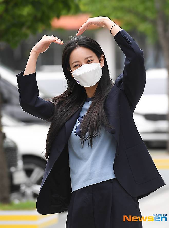Actor Oh Yeon-seo is entering SBS Mok-dong distinct office in Yangcheon-gu, Seoul for the schedule of SBS Power FM Choi Hwa-jungs Power Time on the afternoon of April 27th.