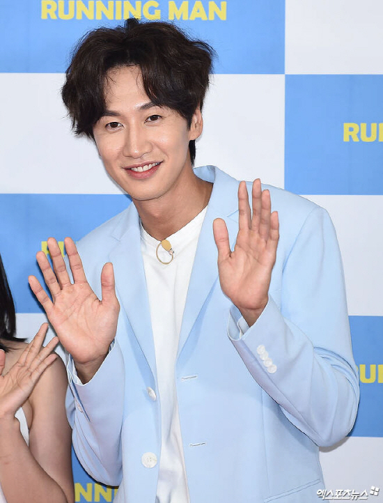 Running Man side told the actor Lee Kwang-soos position on disjoint.On the 27th, SBS entertainment program Running Man said, The members and crew of Running Man have been discussing with Lee Kwang-soo for a long time and decided to respect Lee Kwang-soos disjoint doctor.Lee Kwang-soo said that he was undergoing a steady rehabilitation treatment due to injuries caused by an accident last year, but he decided to disjoint because there were some parts that were difficult to maintain the best condition when shooting.Running Man said, I was sadly beautiful, but I would like to ask Lee Kwang-soo and his members who made a hard decision to warm up and encourage the viewers.Lee Kwang-soo joined Running Man in 2010 and has been active for 11 years.Through Running Man, it became very popular in Asia as well as in Korea and got the nickname Asia Prince.The following is an official announcement by Running Man.Its an official position regarding SBS [Running Man] actor Lee Kwang-soo disjoint.Running Man members and crew have been discussing with Lee Kwang-soo for a long time and have decided to respect Lee Kwang-soos disjoint doctor.Lee Kwang-soo went through the leg rehabilitation process after a traffic accident last year and worked on rehabilitation treatment and Running Man shooting at the same time with affection and responsibility for Running Man even though he was not in the best condition.However, despite Lee Kwang-soos efforts, it was difficult to do this together, and the members and the crew talked about the troubles.Members and crew wanted to spend more time with Lee Kwang-soo in Running Man, but Lee Kwang-soo as a Running Man member also decided to respect his decision after a long conversation as his opinion is important.Unfortunately, I have made a beautiful farewell, but I would like to ask Lee Kwang-soo and his members who made a hard decision to warmly support and encourage the viewers, and the Running Man members and the production team will also support Newt member Lee Kwang-soo.Thank you.Photo = DB