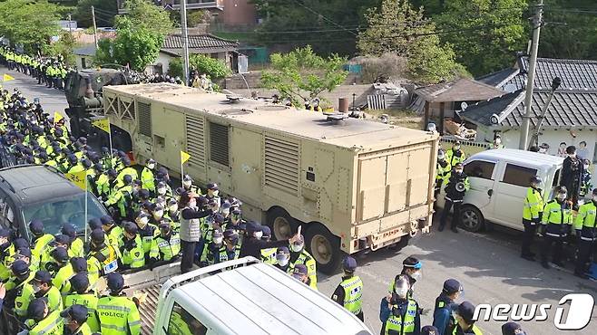28일 오전 경찰의 경비속에 경북 성주군 소성리 고고도미시일방어체계(THAAD·사드) 기지에 사드 포대용 이동형 발전기가 반입되고 있다. (사드 철회 소성리 종합상황실 제공) 2021.4.28/뉴스1 © News1 정우용 기자