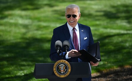조 바이든 미국 대통령이 27일 미국 워싱턴 백악관 야외에서 회견을 하려 하고 있다. 워싱턴/AFP 연합뉴스