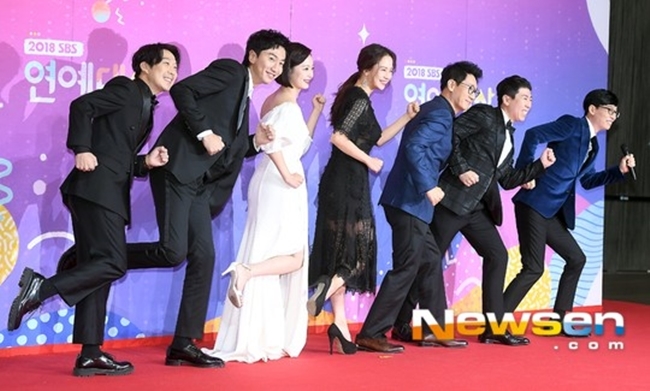 The real Running Man Lee Kwang-soo, who ran after being injured in a traffic accident, leaves behind his 11-year performance.Lee Kwang-soos agency, King Kong by-Starship, said on April 27, Lee Kwang-soo will disjoint on SBS Running Man for the last time on May 24th.Lee Kwang-soo was diagnosed with a right ankle fracture in February last year after a car accident that hit a signal violation vehicle.Despite the steady rehabilitation treatment, it is difficult to maintain the best condition, so we decided to have a long discussion time to reorganize.On the same day, Running Man also said, I respect Lee Kwang-soos disjoint doctor. I am sorry to have a beautiful farewell, but I would like to give warm support and encouragement to Lee Kwang-soo, who made a hard decision. I did.Lee Kwang-soo is a first-year member who has held his position for 11 years since the launch of Running Man in July 2010.Currently, Running Man is starring former member Yoo Jae-Suk Seok-jin Kim Jong-guk Haha Lee Kwang-soo and early member Song Ji-hyo, and former Somin Yang Se-chan, who joined in 2017.From 2017, it has enjoyed a great popularity not only in Korea but also overseas, so that it will hold fan meetings in seven cities in six countries for three years.As Lee Kwang-soos disjoint news, which has never been short for a short time, is suddenly reported, domestic and foreign viewers are expressing regret.Farewell is said, but Lee Kwang-soo is an eternal member.Because he has been affectionate for Running Man for 11 years, he has come back in two weeks after being injured in a traffic accident.Lee Kwang-soo and Running Man co-existed on each others back for a long time.Lee Kwang-soo has become a Korean wave star through this program and has received a lot of love for getting various entertainment characters and modifiers.On the other hand, the image that was hardened by the appearance of the entertainment may have been a risk to the Acting business, but I was more affectionate about the program than that.Just as Number is a special meaning for a sports player, Lee Kwang-soo is also such a presence in Running Man.Number left by Lee Kwang-soo, who is responsible for the program and boasts a super-strong chemistry with any guest as well as existing performers, is left infinitely as a Retired number.Meanwhile, Running Man is a successor to Lee Kwang-soo for the time being.Choi Bo-pil PD, who directed the director, said, There is no decision about his successor.