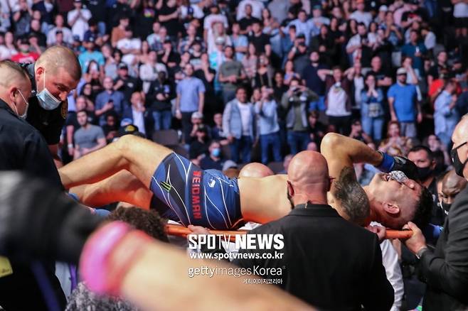 ▲ 크리스 와이드먼은 정강이 골절 부상 후 고통에 신음했다.