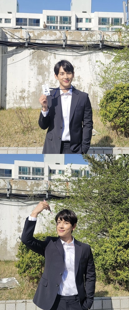 Actor Siwan recreates Misaeng chapters as unchanging beautiful looksSiwan released a photo of his transformation into Jean-Grae The Internet for a long time to shoot an advertisement on his instagram on the 28th.Siwan in the photo is wearing a neat window and smiling under the sun with a employee ID card, the same beautiful looks as seven years ago sparkling.The netizens who saw this responded such as I drink water quickly, before I withered flowers, I want to motive for joining Janggra and I am only old.Siwan played the role of The Internet Changgra in TVN Drama Misaeng which was aired in 2014.Photo Siwan SNS
