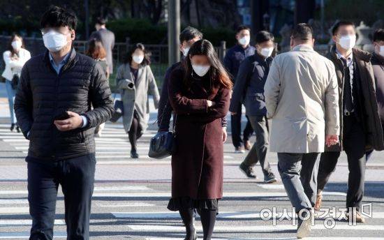 서울 광화문 인근 거리에서 출근길 시민들이 발걸음을 재촉하고 있다./김현민 기자 kimhyun81@