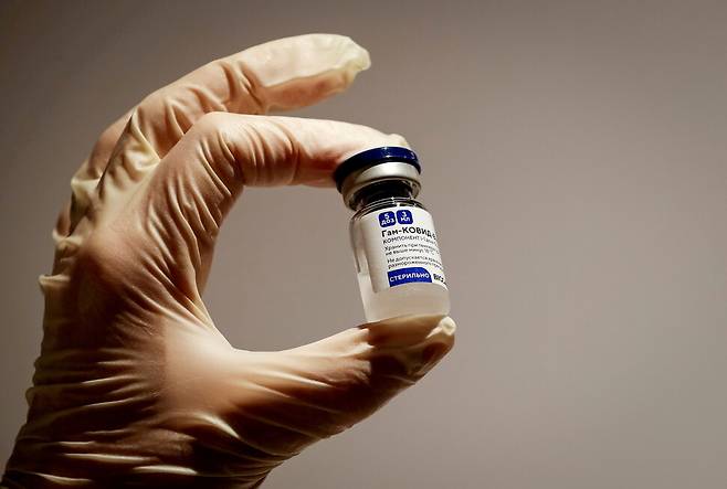 러시아 모스크바의 한 의료기관에서 의료인이 스푸트니크 브이 백신을 들어 보이고 있다. 로이터/연합뉴스