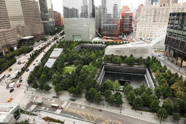 2001년 9월 11일 2,977명의 사망자를 낸 9·11테러가 발생했던 뉴욕 맨해튼에 마련된 추모공간. 쌍둥이 빌딩이 무너져 내린 참사현장을 그대로 보존해 폭포가 흐르는 '빈 공간'으로 비워 뒀다. AFP 연합뉴스