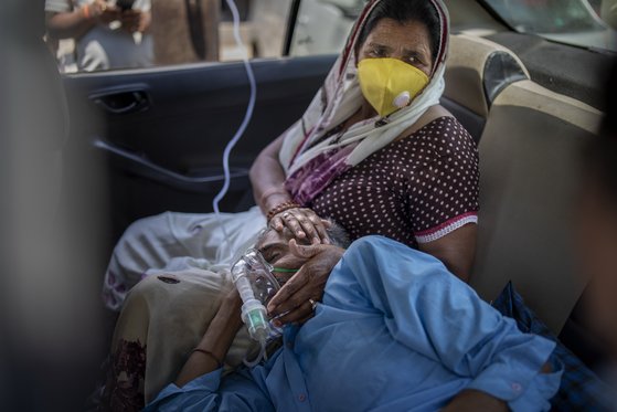 24일 인도 뉴델리의 한 차량 안에서 코로나19 환자가 산소호흡기에 의존해 숨쉬는 모습 [AP=연합뉴스]