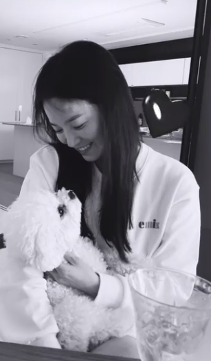 Song Hye-kyo has reported on the latest.Song Hye-kyo told me about his recent photos on April 29th with a lovely picture taken with poppy using his official Instagram story function.In the black and white photo, Song Hye-kyo is smiling with a smile looking at puppy.Meanwhile, Song Hye-kyo will appear in the drama Now, Im breaking up scheduled to air in the second half of 2021.Now, I am breaking up is a farewell act that is written as farewell and reads love.Song Hye-kyo played the role of the female protagonist Ha Young-eun in the play; Ha Young-eun, the head of the fashion companys design team, was a cool realist and a smart stabilizer.She is a self-managed, trend-sensitive, beautiful, and sensual woman.