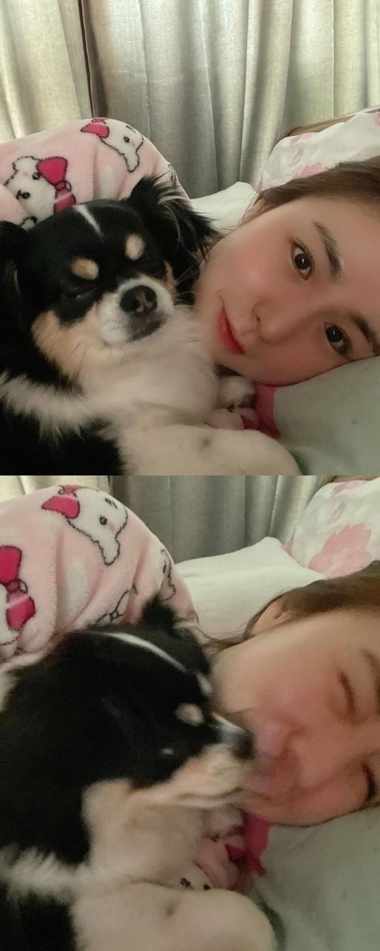 Kan Mi-youn from the group Baby Vox has revealed a pure people.On the 29th, Kan Mi-youn posted a picture on his instagram with a photo entitled Rupee who likes me so much!  # Morning Popo # Surprise Popo.In the open photo, Kan Mi-youn is lying on the bed staring at the camera with his dog Rupee, who also caught the attention of his innocent charm in his pajamas and pajamas.In another photo, Kan Mi-youn laughed brightly on Rupees kiss, and laughed at the netizens.The netizens responded that I am so beautiful, I am so sweet, I am so funny that my sister Rupee kisses and I am really cute.Meanwhile, Kan Mi-youn married musical actor Huang Paul, who was three years younger in 2019.Photo Kan Mi-youn SNS